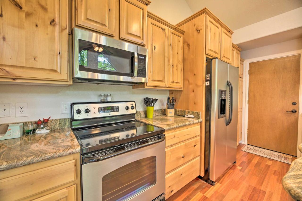 Lush Pinetop Retreat With Large Deck And Wooded Yard! Εξωτερικό φωτογραφία